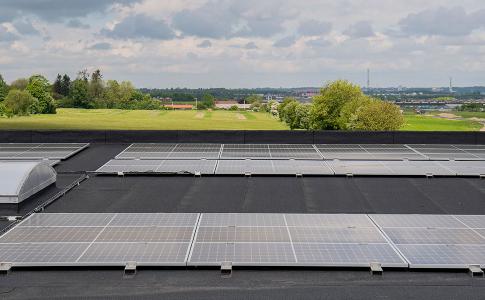 solceller på fabrik- og administrationsbygning
